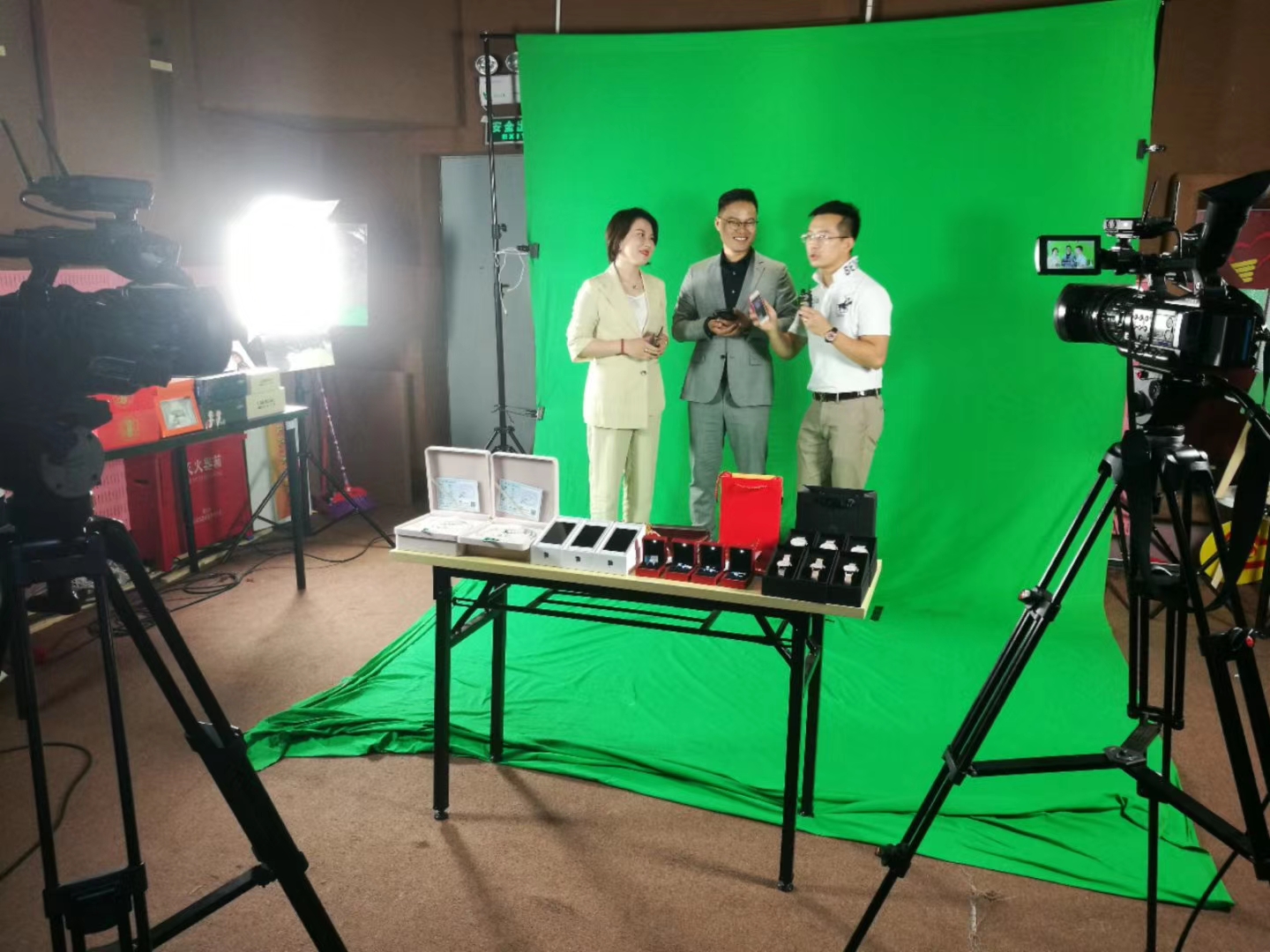 電視臺演播大廳500平方，配套綠布摳像虛擬演播，實時效果LED大屏展播，燈光音響同步，這樣的線上現(xiàn)場直播全方位立體，線上